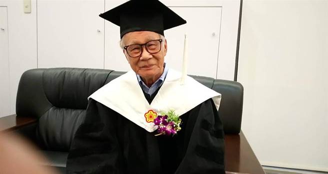 台灣名導跌到送醫！90歲高齡「驚傳病危」殯儀館已待命　哽咽「奇蹟式復活」現況曝光