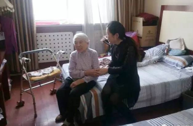 除夕和老公吵架！我氣得連夜「跑回娘家過年」，母親說「一番話」我掉頭就走：到底圖什麼呀