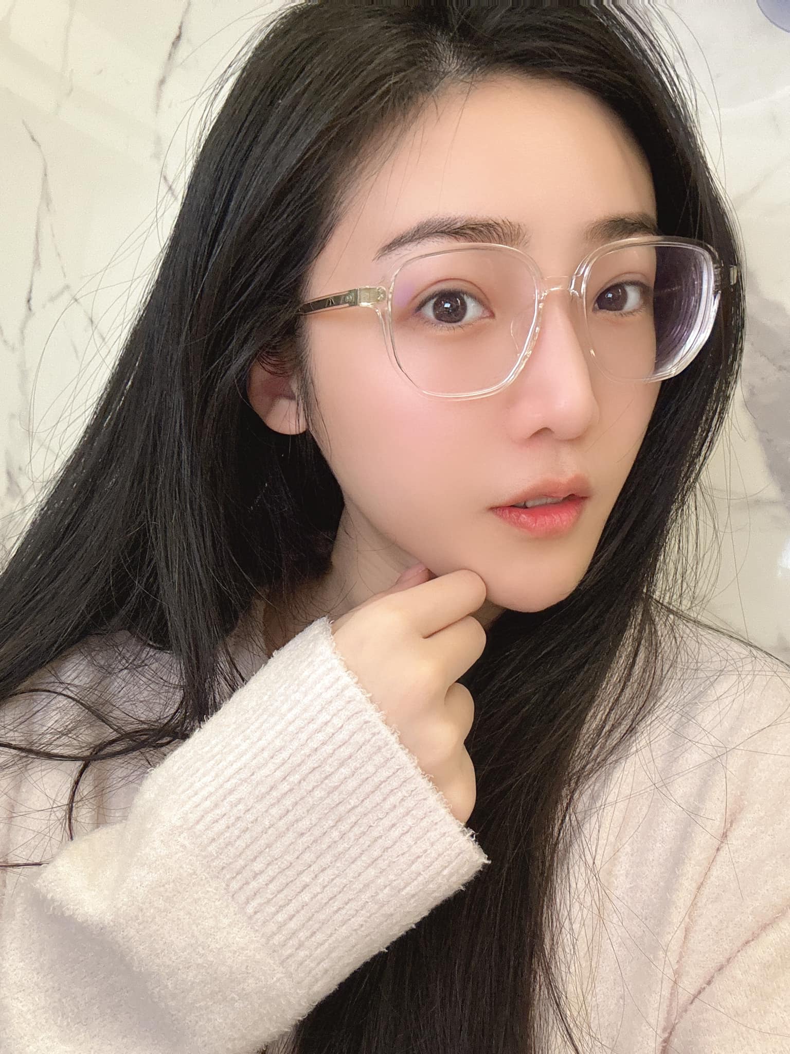 驚傳面癱！知名女星「喝水漏風流出」痛哭全面停工　淚曝恐無法康復：「只能靠復健電療」　