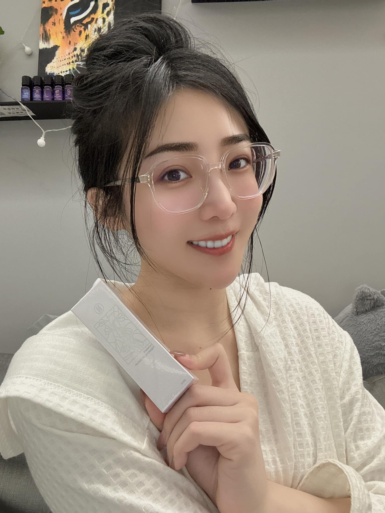 驚傳面癱！知名女星「喝水漏風流出」痛哭全面停工　淚曝恐無法康復：「只能靠復健電療」　