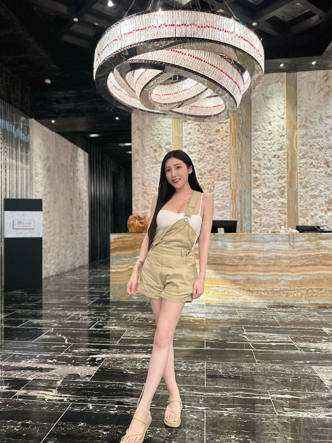 驚傳面癱！知名女星「喝水漏風流出」痛哭全面停工　淚曝恐無法康復：「只能靠復健電療」　