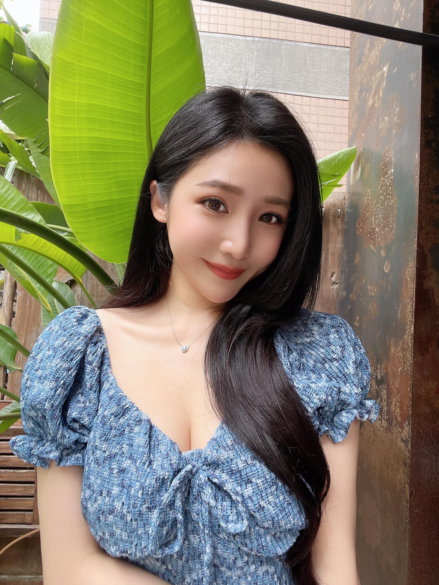 驚傳面癱！知名女星「喝水漏風流出」痛哭全面停工　淚曝恐無法康復：「只能靠復健電療」　