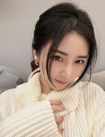 驚傳面癱！知名女星「喝水漏風流出」痛哭全面停工　淚曝恐無法康復：「只能靠復健電療」　