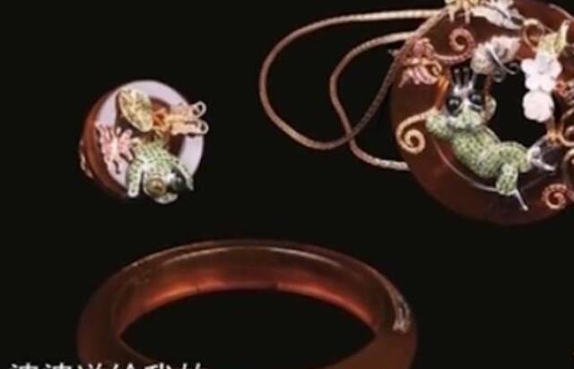 女友結婚討鑽戒！男友卻「給一根金箍棒」她傻爆眼　專家鑑定大驚「祖上何人？」：妳太不識貨