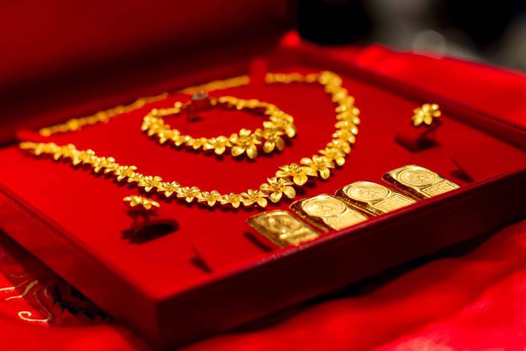 女友結婚討鑽戒！男友卻「給一根金箍棒」她傻爆眼　專家鑑定大驚「祖上何人？」：妳太不識貨