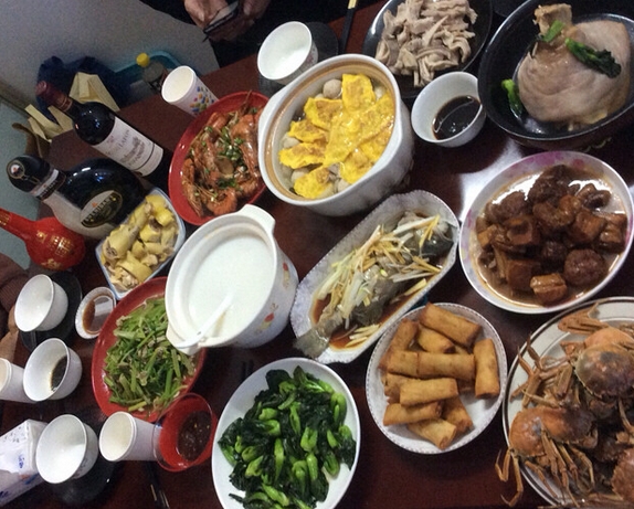 3個小姑看電視嗑瓜子！兒媳自己做8口人的年夜飯，婆婆「怒拍桌子」一句話：全網讃翻