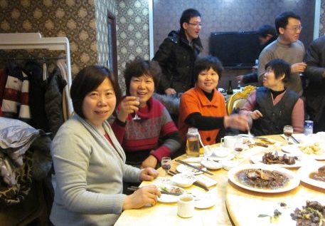 3個小姑看電視嗑瓜子！兒媳自己做8口人的年夜飯，婆婆「怒拍桌子」一句話：全網讃翻