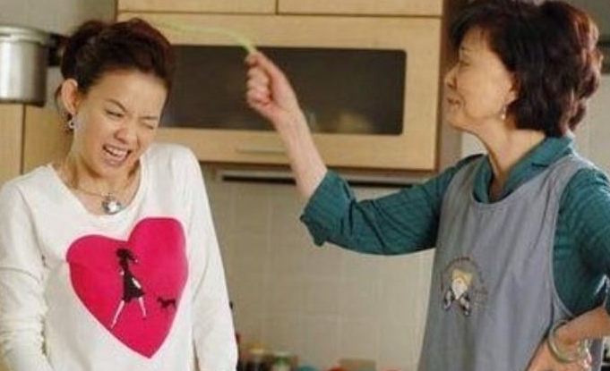 3個小姑看電視嗑瓜子！兒媳自己做8口人的年夜飯，婆婆「怒拍桌子」一句話：全網讃翻