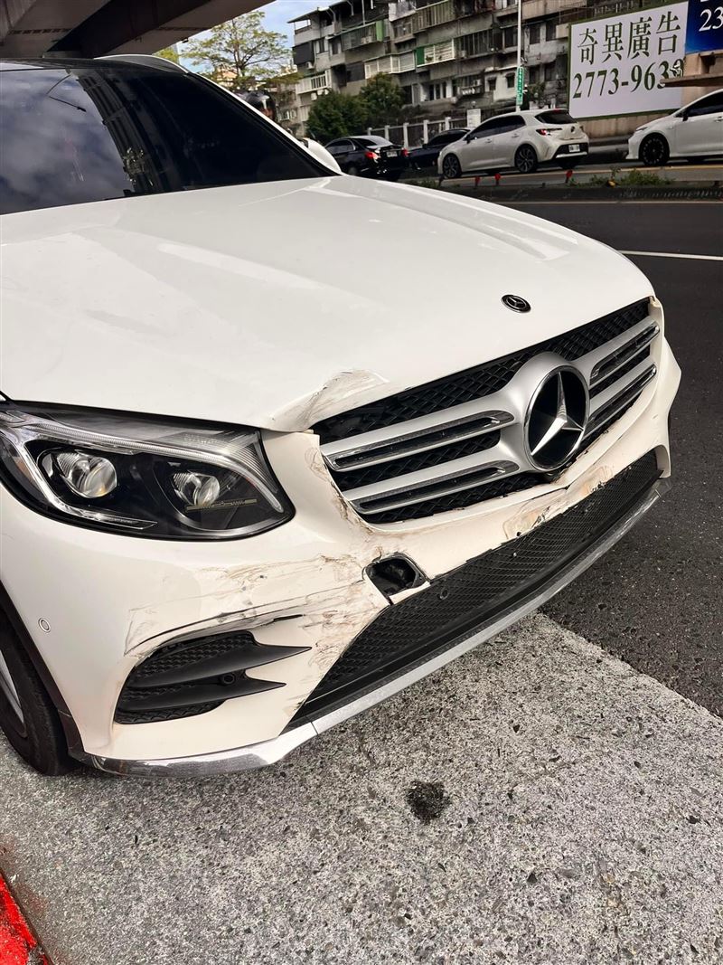 驚傳出車禍！57歲八點檔女星「車頭全撞爛」狀況曝光　肇事者當場嚇哭