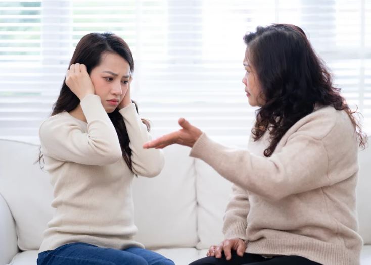 偷幫兒子買車、買房「被女兒發現」吵著要贊助！怨嘆「毫無感恩之心」：快一年不回娘家