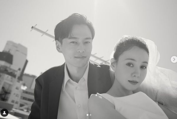 快訊／31歲知名節目主持人宣布結婚！嫁小2歲「高帥男星」婚照曝光：畫面太美