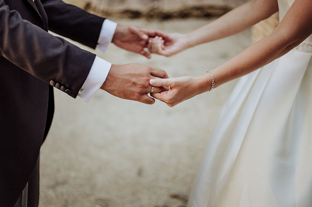 當年不顧老婆反對！妹妹欠大筆債「我毅然決然賣房救她」　5年後「她登門給了我一張紙」一看傻了