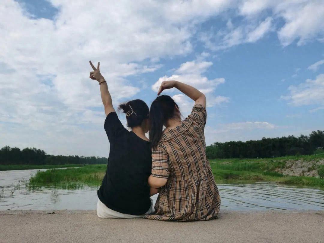 妹妹從小備受寵愛！長大「離家15年不歸」父親臨終前問：她是不是去世了？　姐姐含淚點頭「父親卻笑了」