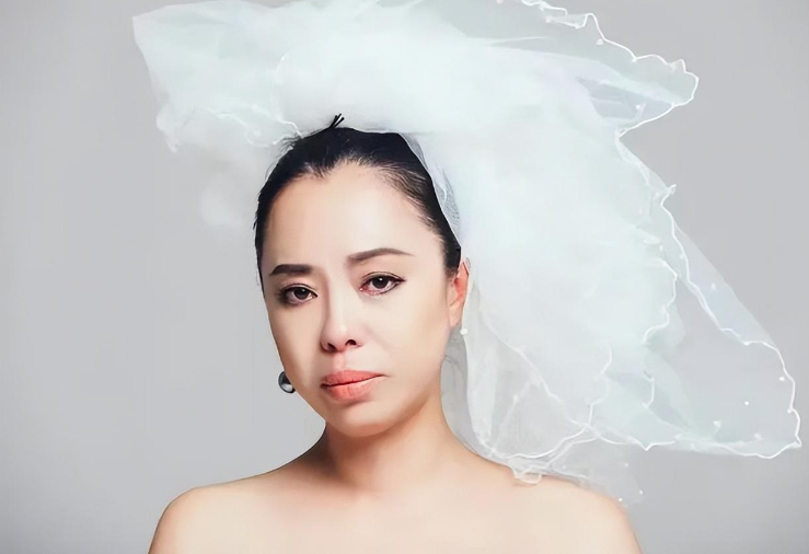 紅遍兩岸三地！三婚三離「無兒無女」曾是人生遺憾　今她55歲「放下執念」專注事業：越活越年輕