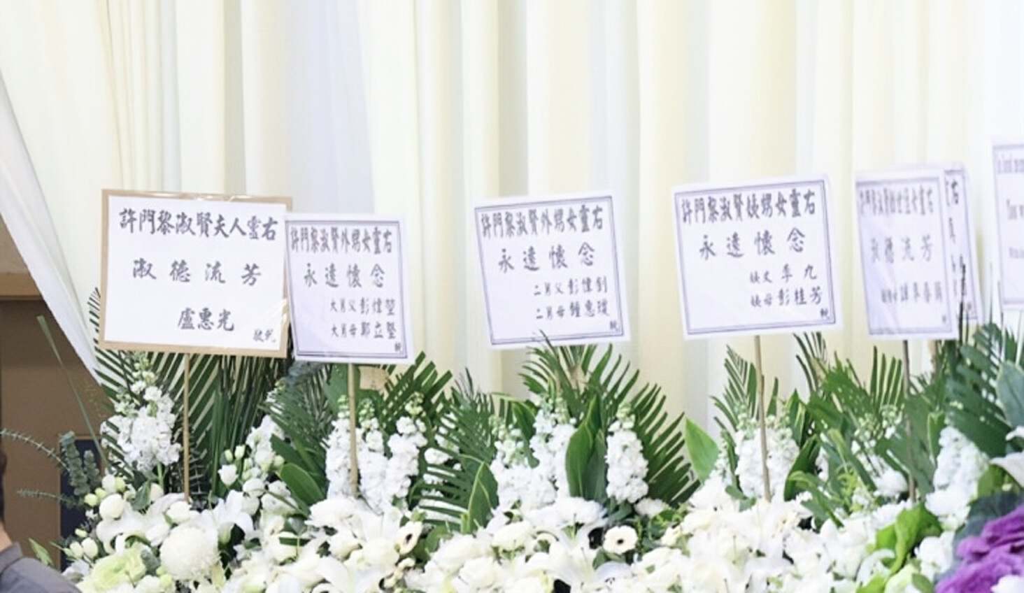 留下2個兒子！46歲資深女星驚傳「家中燒炭輕生」　靈堂曝光「遺照露溫暖微笑」老公哭斷腸　
