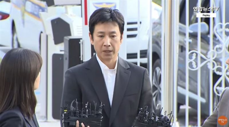 影帝離世22天！遺孀現況曝光「憔悴復工現身」　眼尖網友「揪出3細節」哭了：為母則強