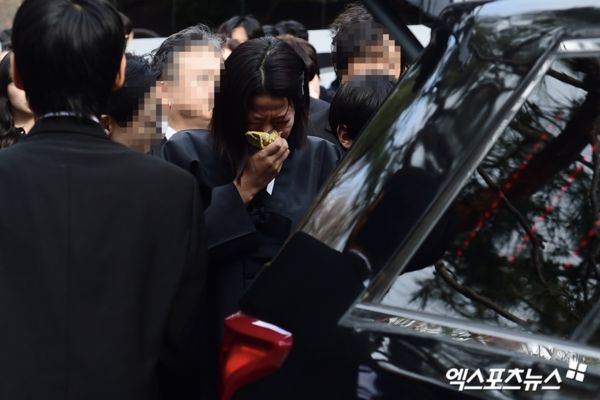 影帝離世22天！遺孀現況曝光「憔悴復工現身」　眼尖網友「揪出3細節」哭了：為母則強