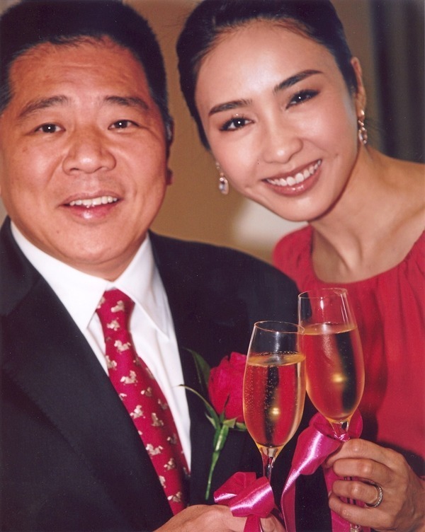 嫁殘障富豪！當紅女星遭酸「鮮花插在牛糞上」　15年後曬照反擊「甜挽丈夫放閃」