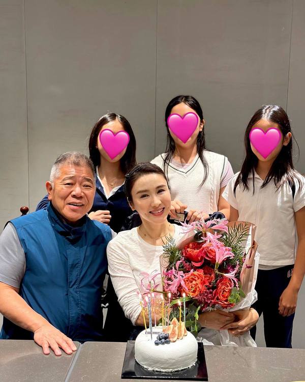 嫁殘障富豪！當紅女星遭酸「鮮花插在牛糞上」　15年後曬照反擊「甜挽丈夫放閃」
