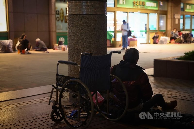 過去超風光！大老闆一家五口「一夕全淪街友」　70歲「妻小精神全失常」唏噓蝸居北車