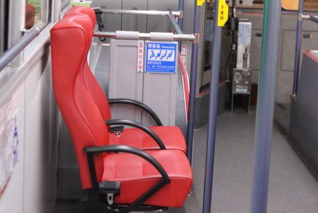 感冒搭公車「卻被逼讓位博愛座」！司機一聽「幽默一句話」秒讓憤怒阿伯閉嘴