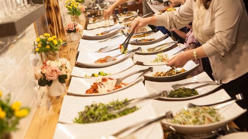 母子吃buffet「兒子吃到一半跑去上廁所」！　一出來「臉上多一顆痣」店員納悶調監視器傻了