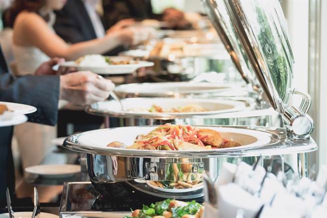 母子吃buffet「兒子吃到一半跑去上廁所」！　一出來「臉上多一顆痣」店員納悶調監視器傻了