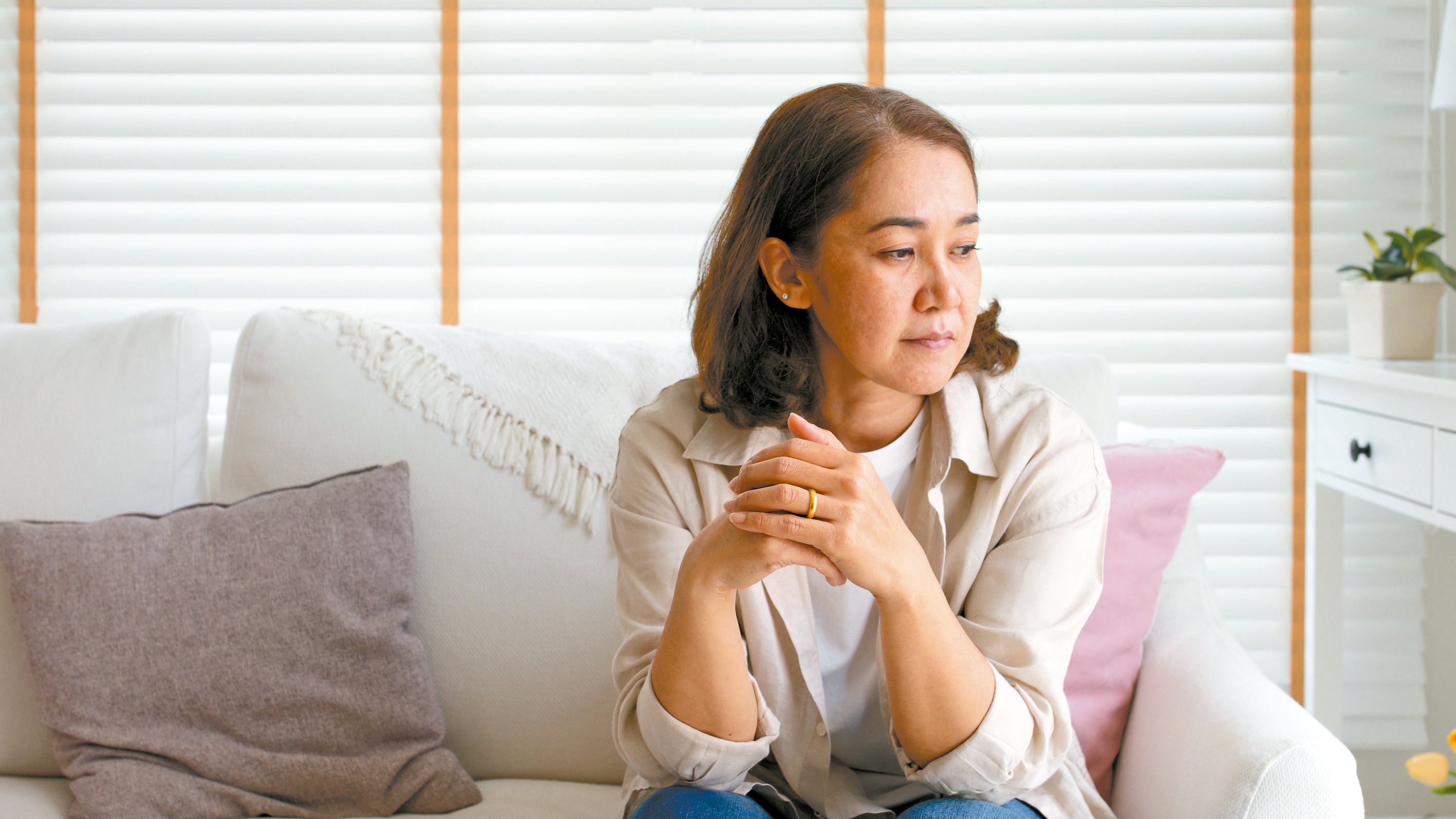 每周末都來訪！她困擾「親家母登門待12小時」　「午休客廳一畫面」尷尬：該怎麼拒絕