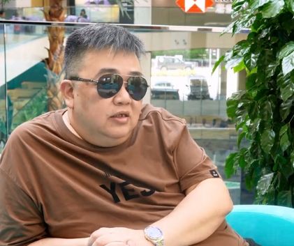 身價超過20億！43歲天后遭曝光「爸爸扛債當包車司機」　她冷回應「拒幫忙還債」：早斷父女情