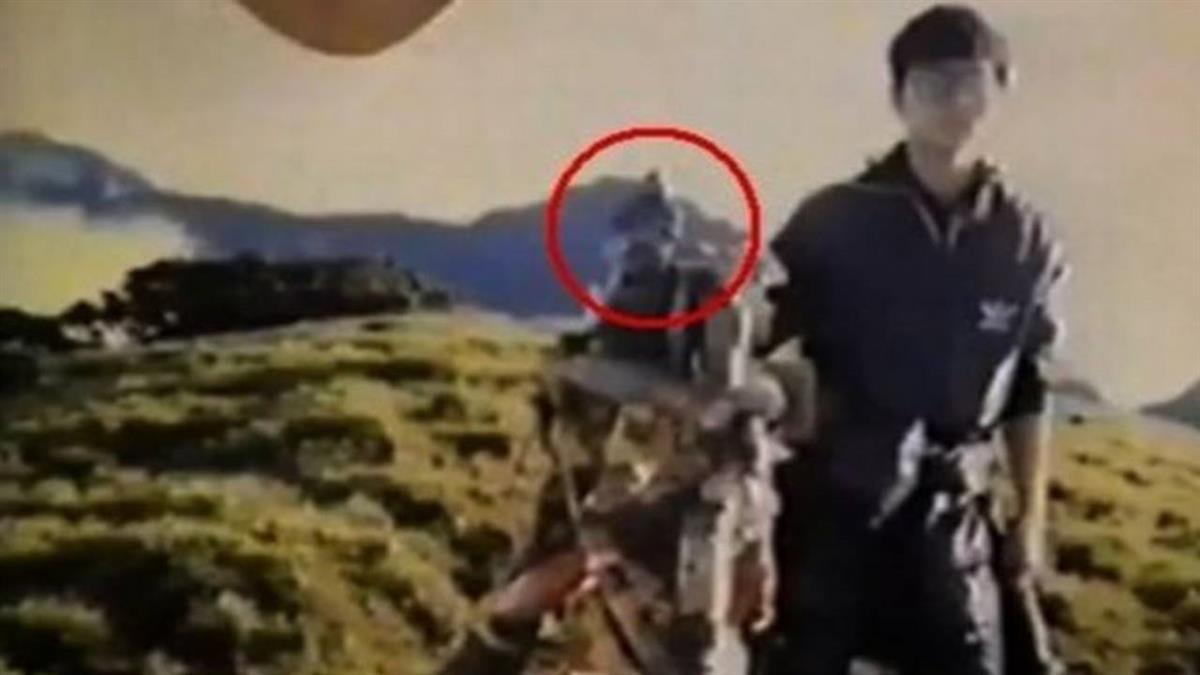 奇萊山拍照！驚見後方懸崖「橘衣小人漂浮」面無表情　她一看淚崩「是我的兒子」