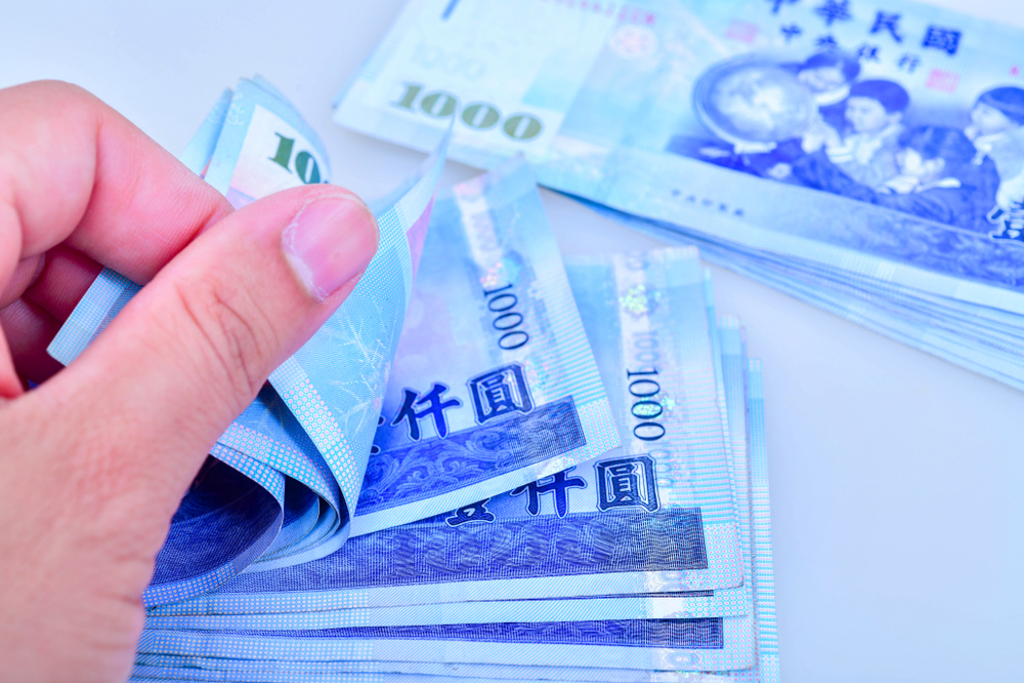 生活費多少才夠？大一兒喊「1天至少500」他嘆：月給1萬不夠嗎　「加碼1要求」網一看全搖頭