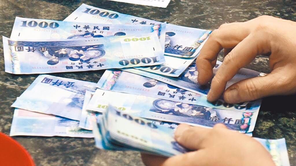 生活費多少才夠？大一兒喊「1天至少500」他嘆：月給1萬不夠嗎　「加碼1要求」網一看全搖頭