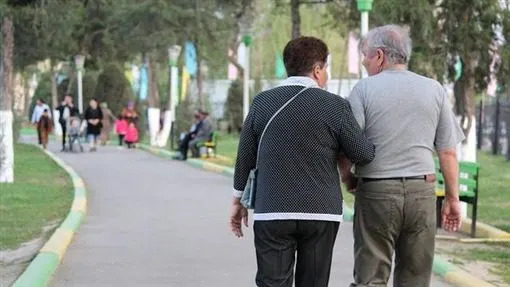 一輩子奉獻教育！大學教師把「房子過戶金孫」一回家愣住　遭兒子聯手對付「唏噓家庭教育失敗」