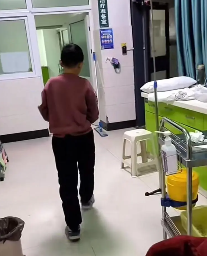 媽媽走了！9歲男童請假「照顧腦出血癱瘓父」　病榻前「一口口餵爸爸」孝心全網淚崩