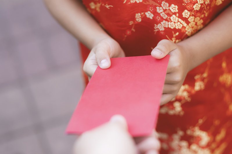 過年5姑姑回家！炫耀自家孩子「逼問他年薪多少」　他試一招「嚇得對方臉色垮下來」