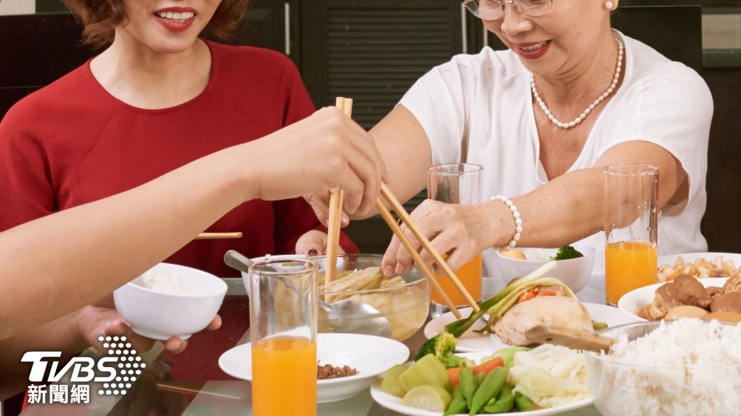 過年5姑姑回家！炫耀自家孩子「逼問他年薪多少」　他試一招「嚇得對方臉色垮下來」