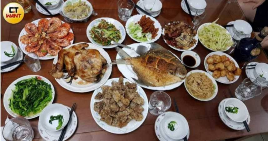 回婆家過年！她一人「負責煮全家三餐」整晚忙翻　才拿碗筷「公公竟吐這句」逼她吃剩飯