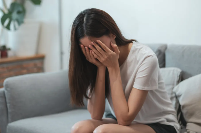 回婆家過年！她一人「負責煮全家三餐」整晚忙翻　才拿碗筷「公公竟吐這句」逼她吃剩飯