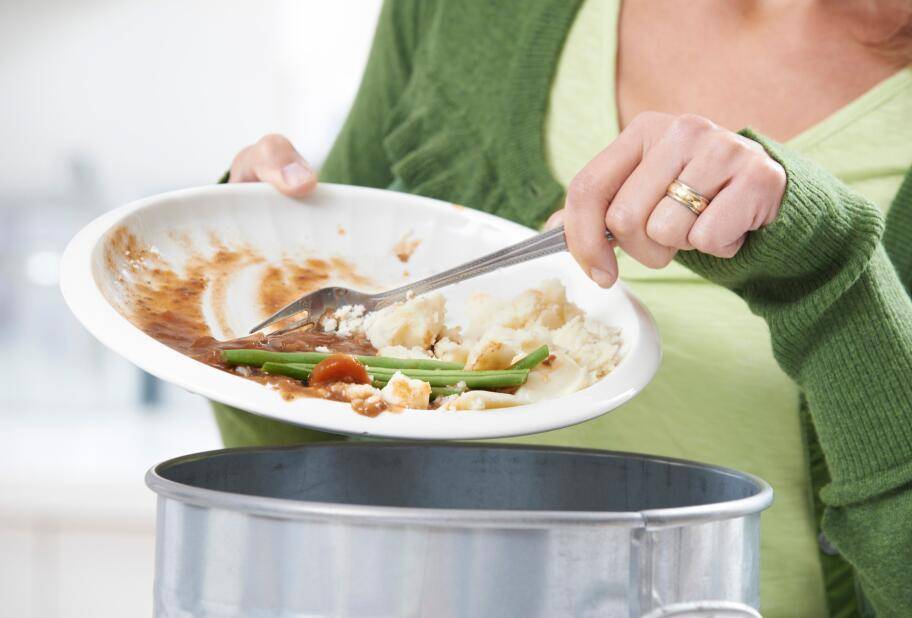 回婆家過年！她一人「負責煮全家三餐」整晚忙翻　才拿碗筷「公公竟吐這句」逼她吃剩飯