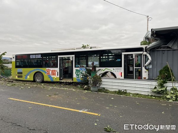 快訊／宜蘭國光客運「驚傳撞入民宅」！目前死傷曝光