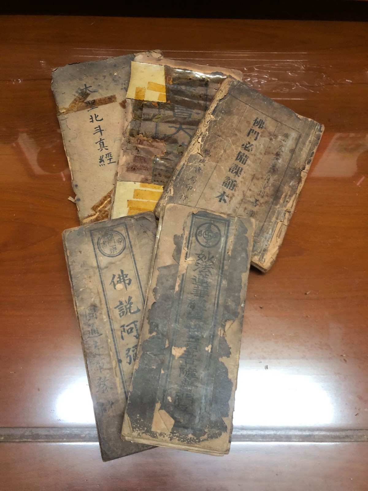 家裡大掃除！意外翻出「百年歷史古書」苦惱是否要丟　內行人一看「曝驚人天價」：千萬要收好