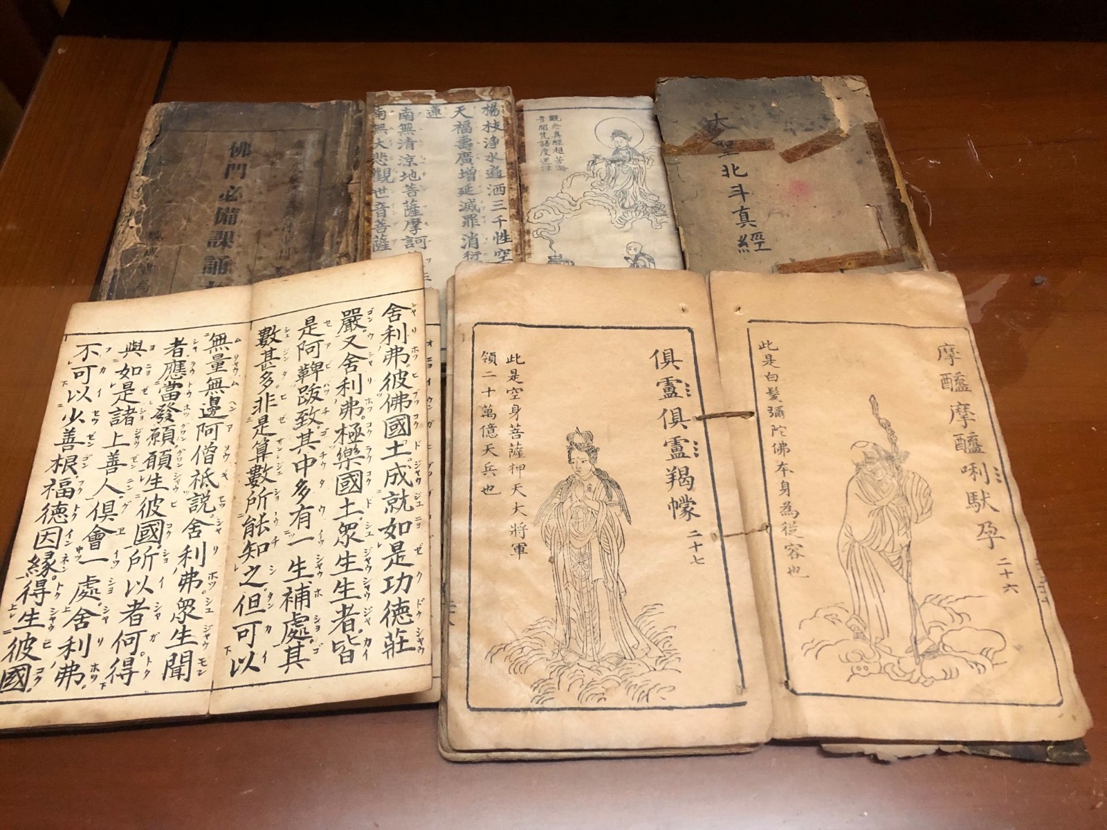 家裡大掃除！意外翻出「百年歷史古書」苦惱是否要丟　內行人一看「曝驚人天價」：千萬要收好