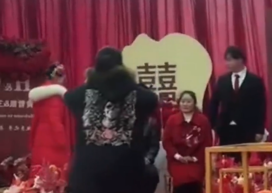 太狂了！37歲女「為18歲兒辦婚禮」樂當準婆婆　喊話媳婦「生龍年寶寶」2派網友吵翻了