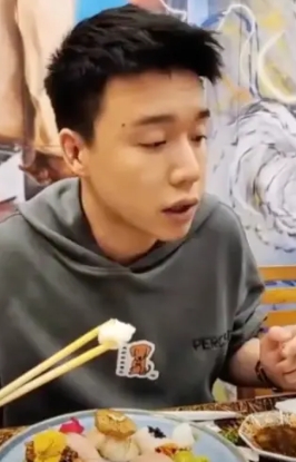 當著小孩面前出手！百萬網紅「打完人還比中指」　李易發聲「一句話力挺」網傻眼：要確定欸？