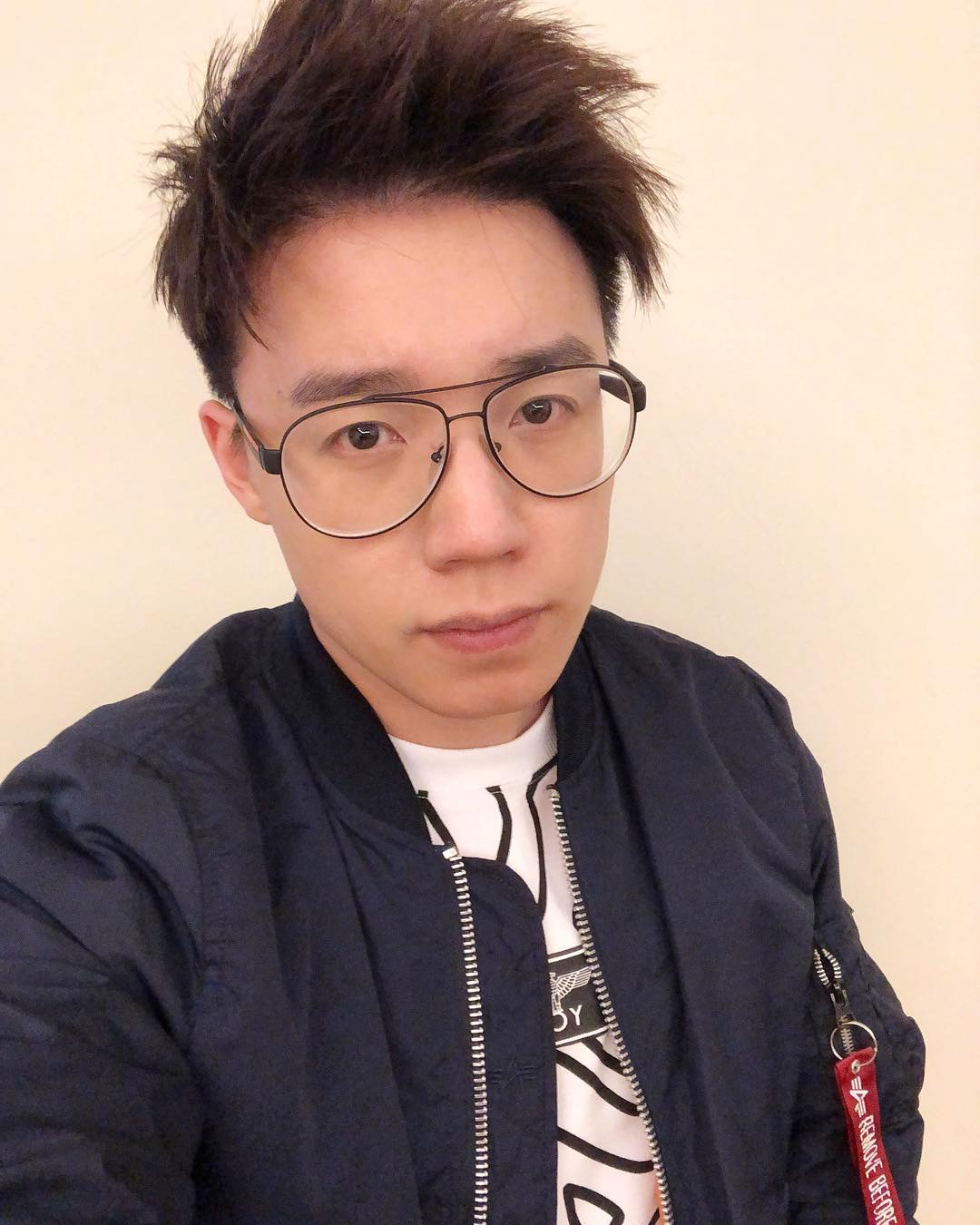 當著小孩面前出手！百萬網紅「打完人還比中指」　李易發聲「一句話力挺」網傻眼：要確定欸？
