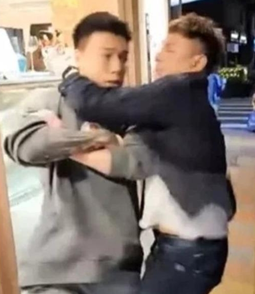 當著小孩面前出手！百萬網紅「打完人還比中指」　李易發聲「一句話力挺」網傻眼：要確定欸？