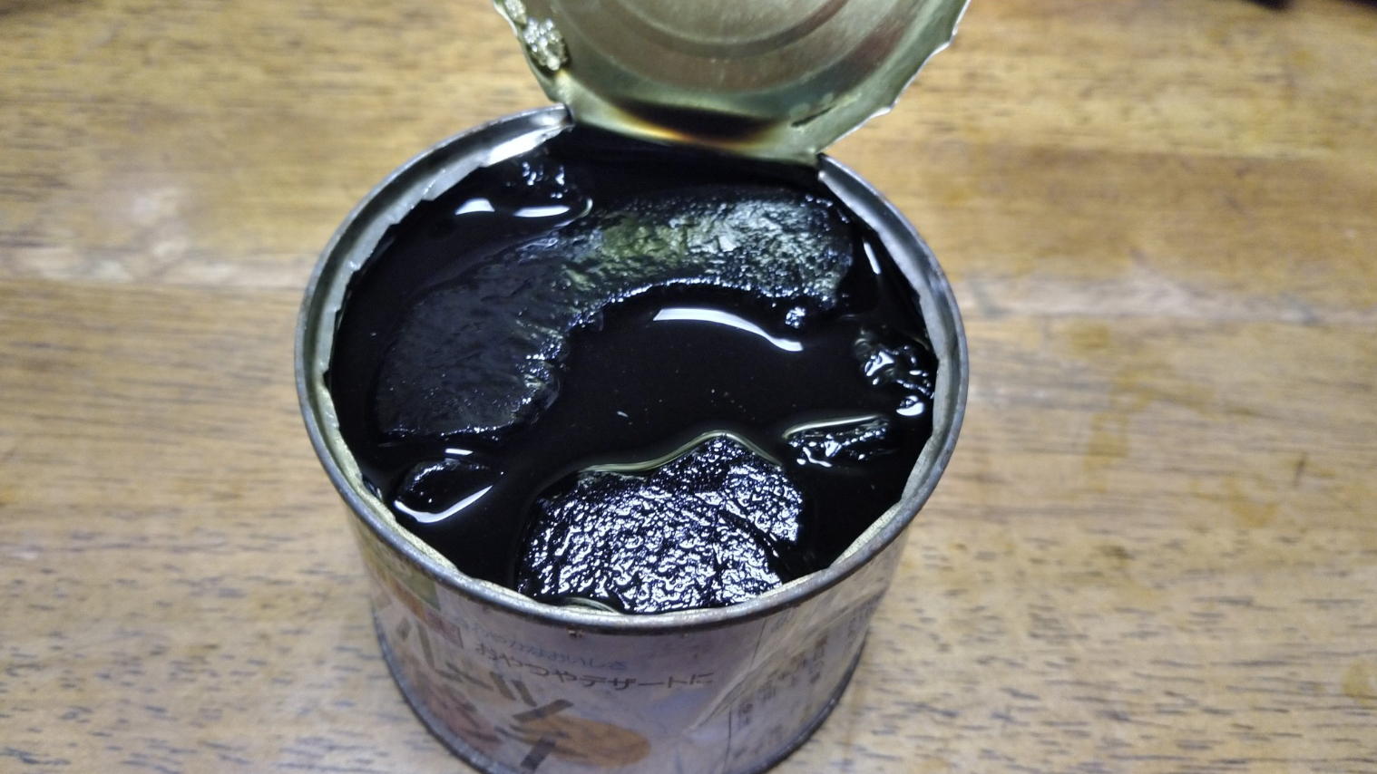 罐頭放了30年！一打開「水果湯汁像墨水」全網看傻　他好奇「倒出來嚐一口」愣住：太意外了