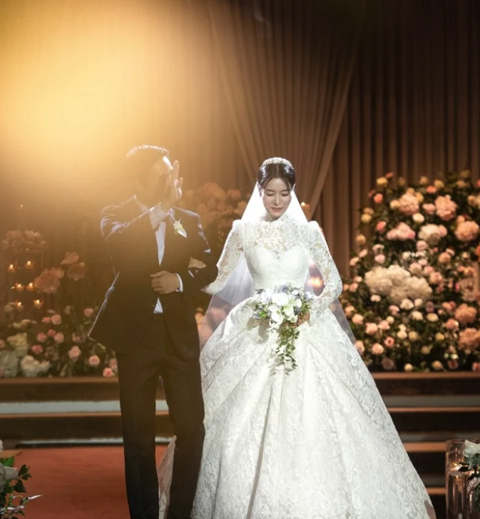 結婚3個月！43歲資深女星「無預警宣布懷孕」升格當媽　「預產期時間曝光」感動喊：迎接龍寶寶～