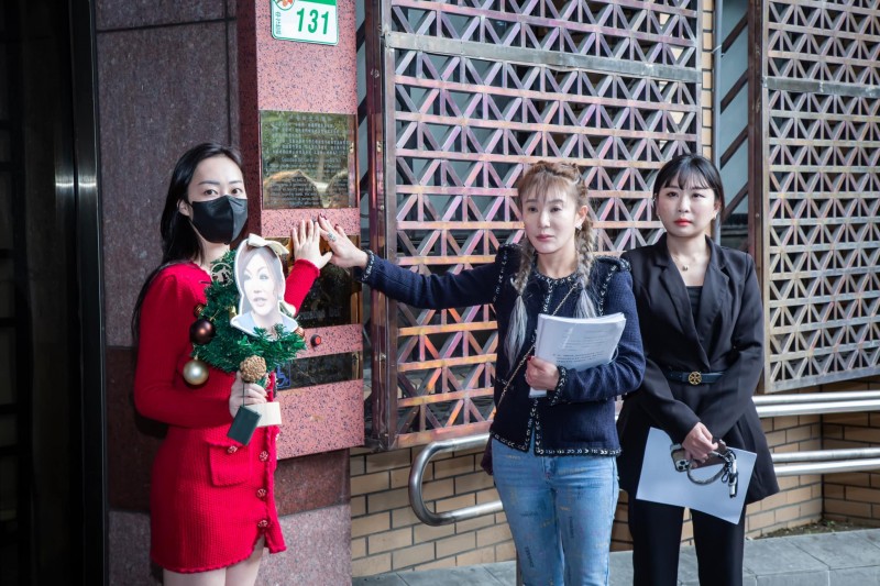 姊妹撕破臉！50歲台灣名媛「哭著打電話求饒」低頭認錯　她底線被踩「堅持不撤告」：付出代價