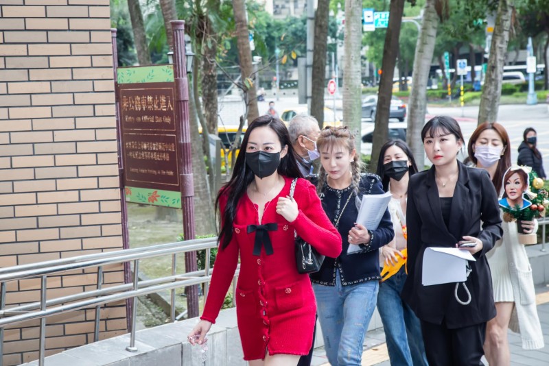 姊妹撕破臉！50歲台灣名媛「哭著打電話求饒」低頭認錯　她底線被踩「堅持不撤告」：付出代價